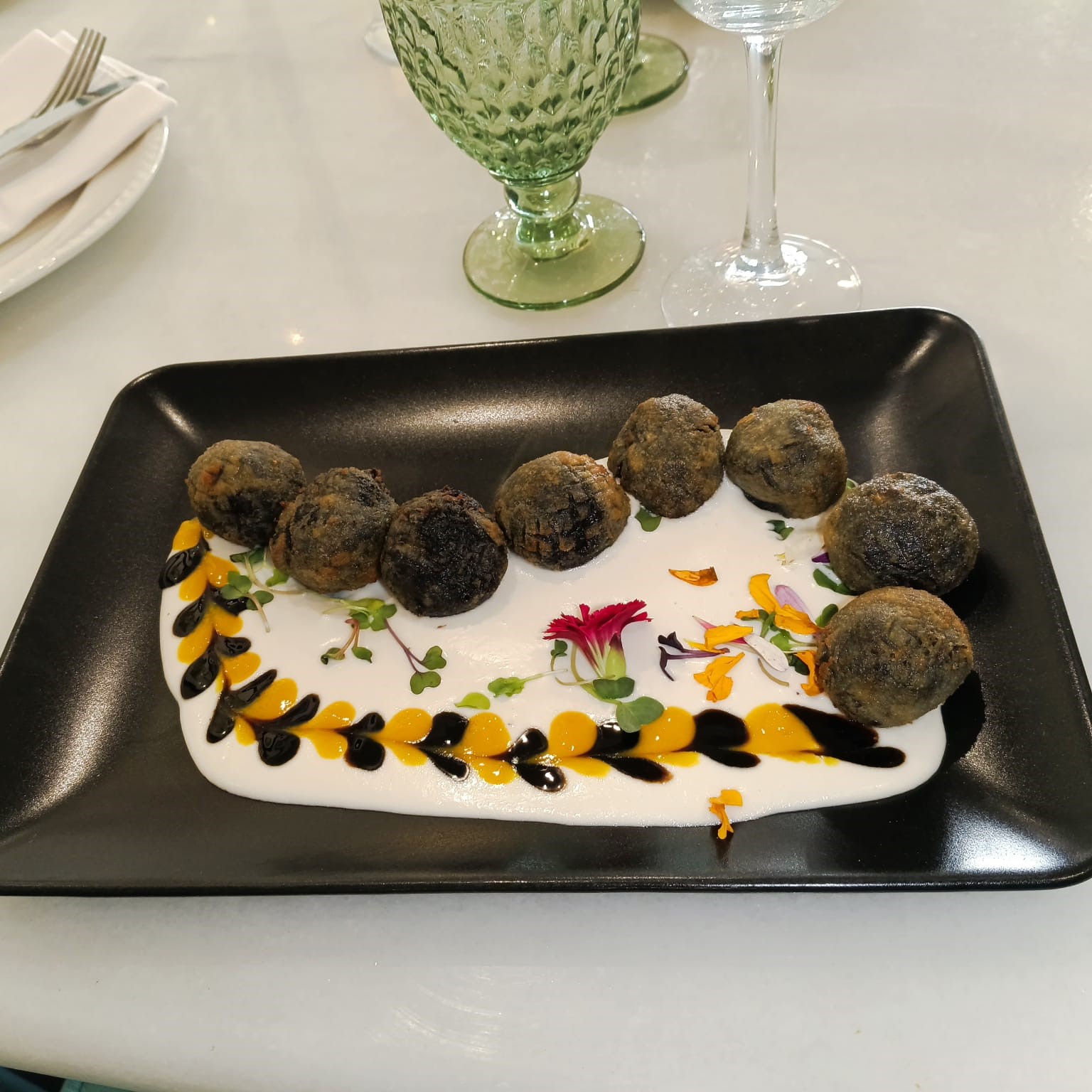 CROQUETAS DE CHIPIRONES EN SU TINTA SOBRE AJO BLANCO