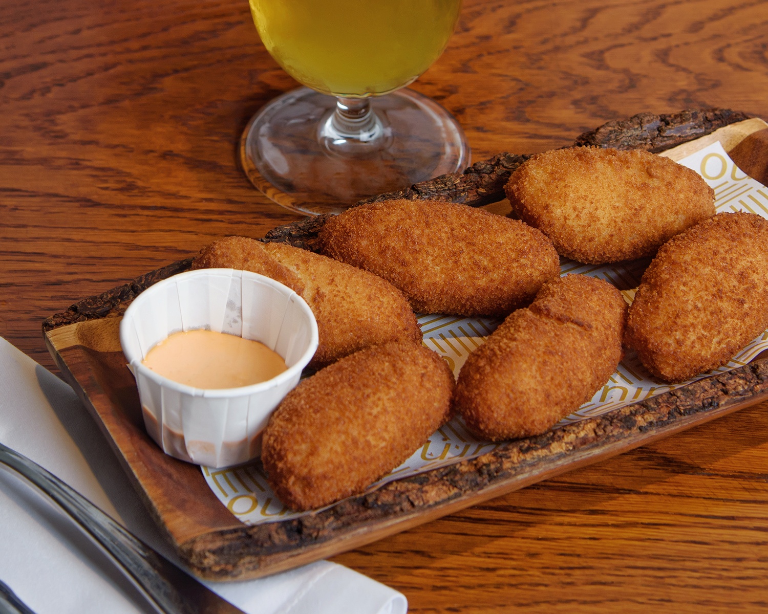 Croquetas de jamón ibérico y salsa mayo chipotle