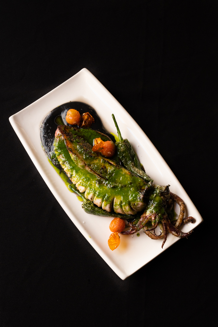 Calamar de potera en brasas, salsa alicantina y parmentier de tinta