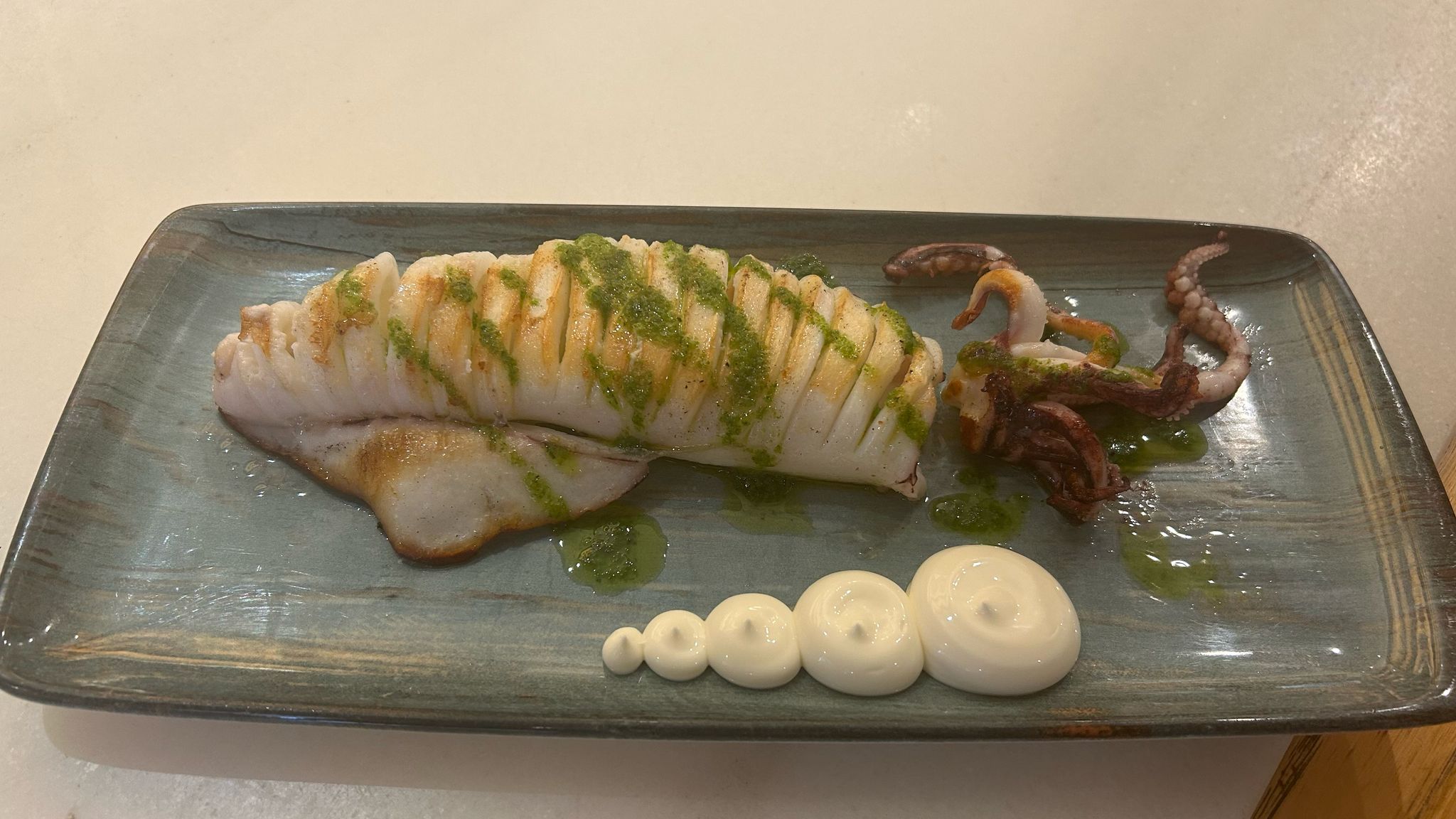 Calamar de potera plancha con mayonesa al aroma de manzanilla
