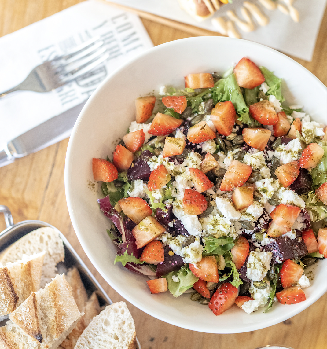 Ensalada de remolachas con queso de cabra, fresas y pistachos
