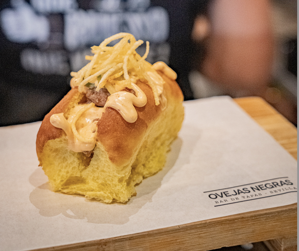 Brioche relleno de cerdo guisado con mayo de chipotle