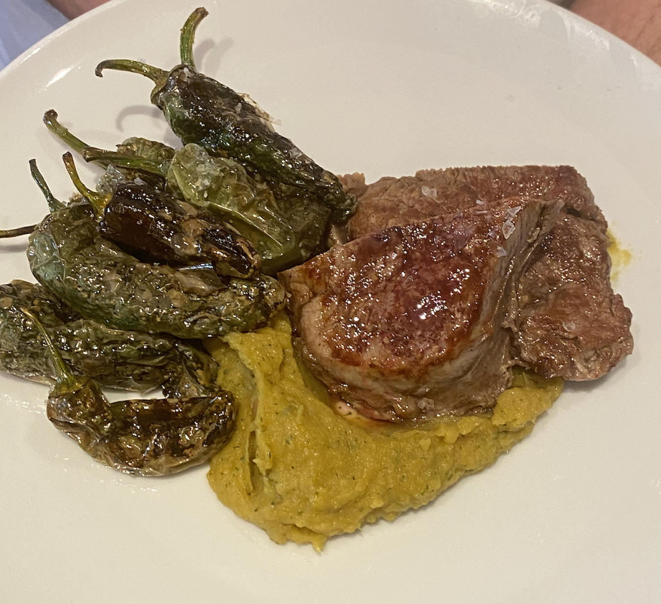 Solomillo de vaca con puré rústico y pimientos de Padrón