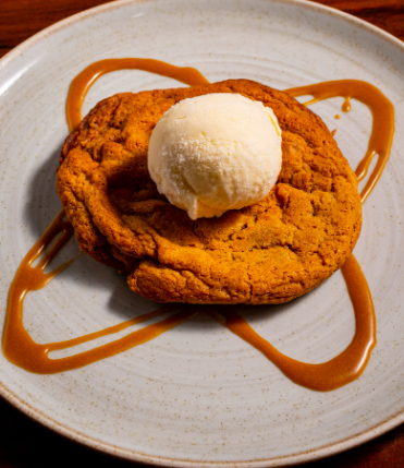 Galleta de lotus y cajeta con helado de vainilla