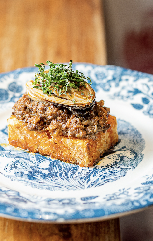 Brioche tostado con pringá y mejillón en escabeche XXL