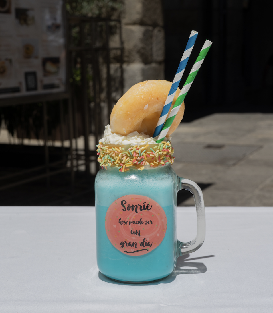 Bola de helado a escoger de nuestra carta acompañado de mini donut o mini gofre | topping | sirope