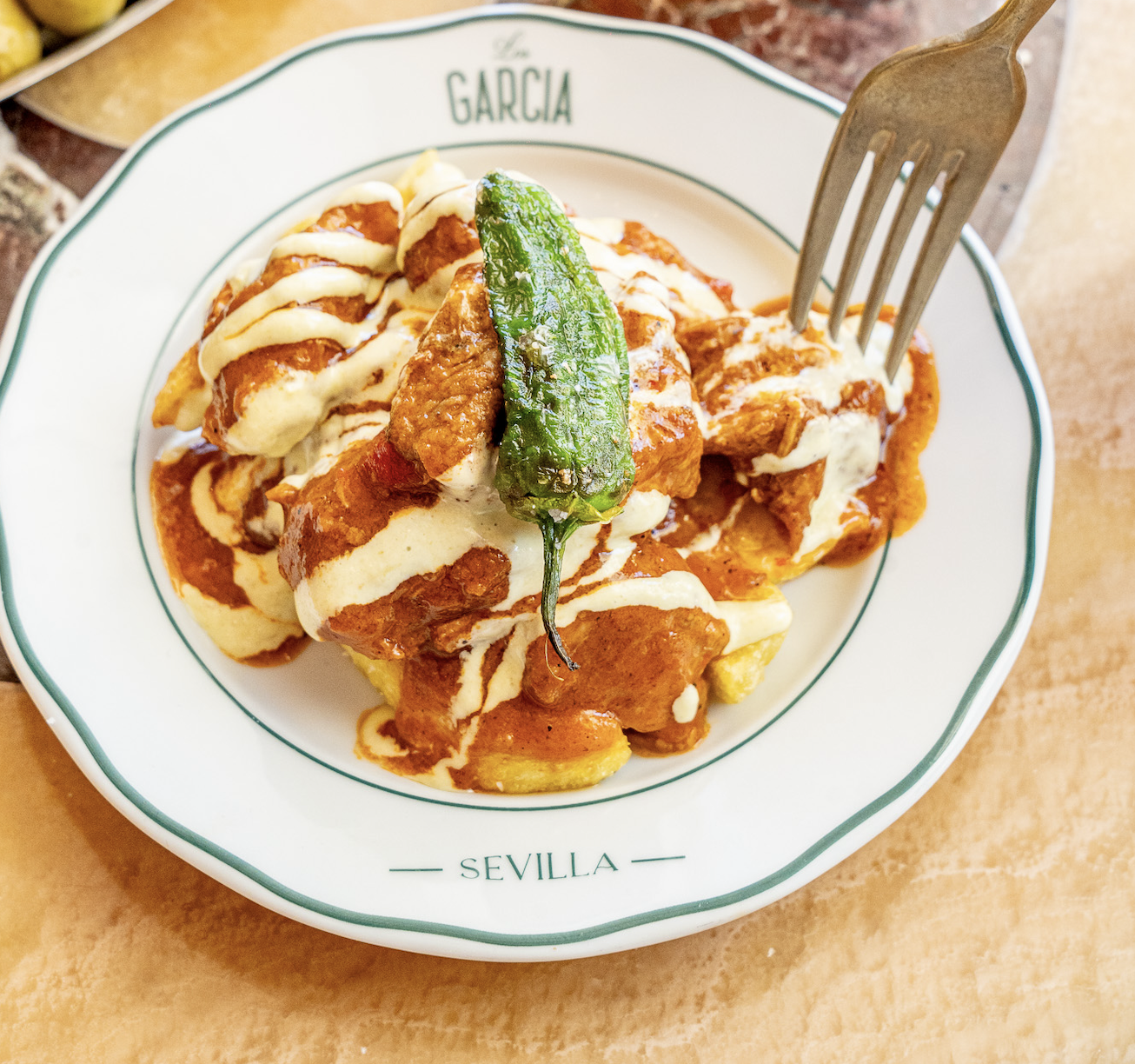 Meat with tomato and fried padrones