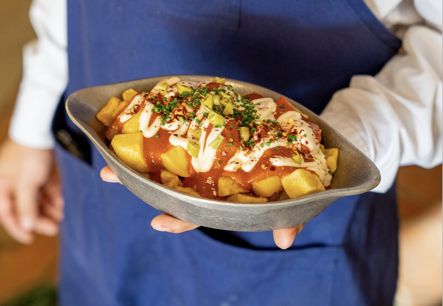 PAPAS BRAVAS con cucharón de alioli 