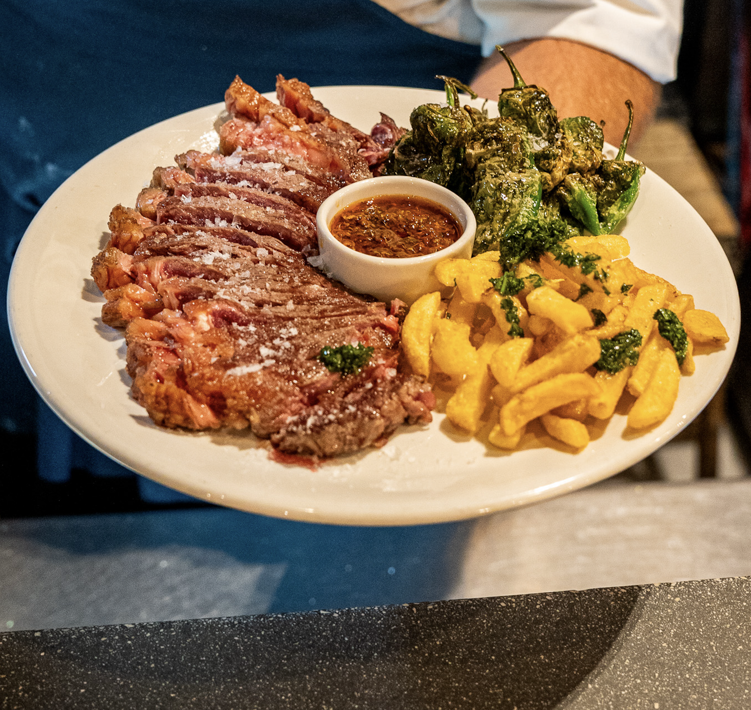 Cow steak (min. 300gr.) with potatoes & fried green peppers