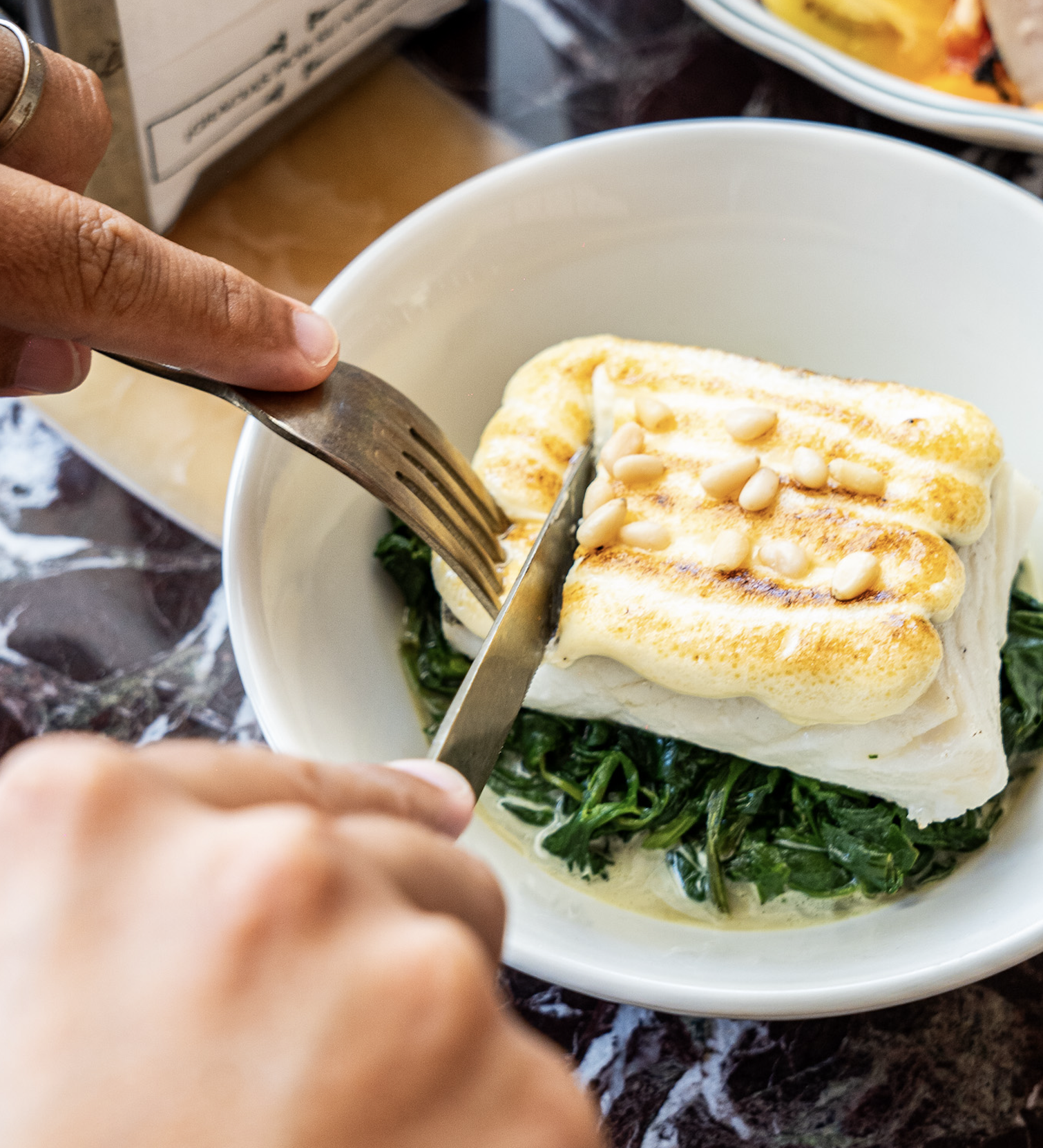 Bacalao gratinado con espinacas a la moruna.