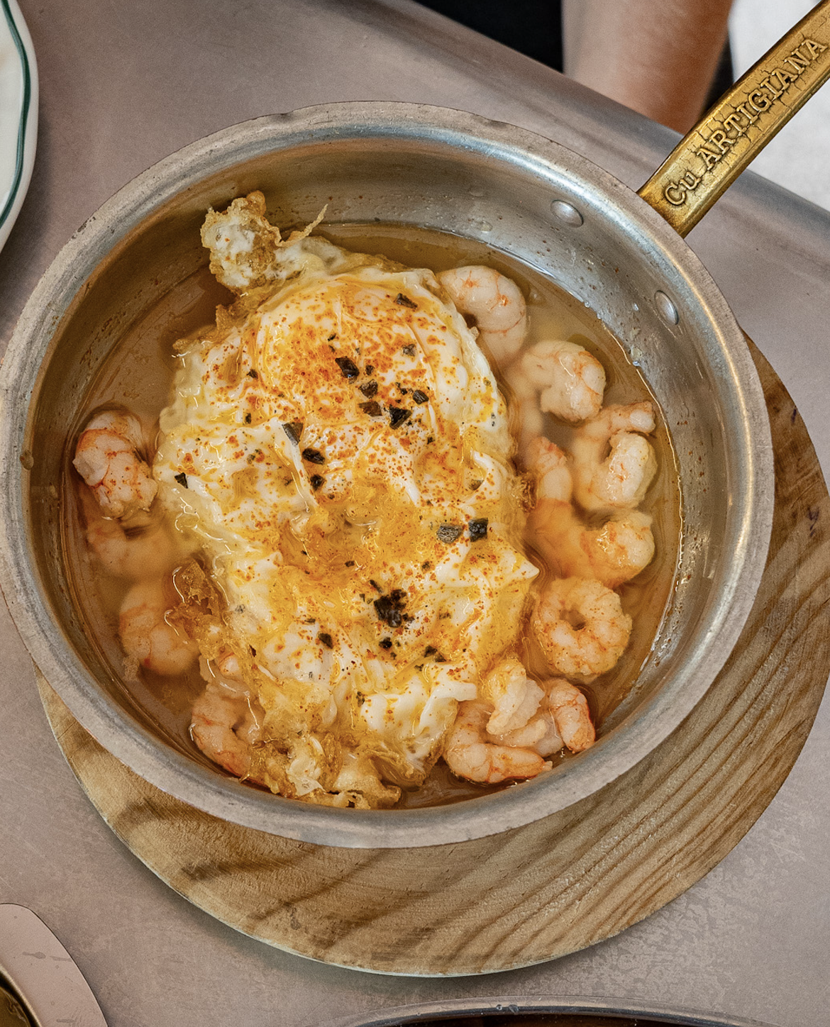 Gambas blancas al ajillo con huevo frito