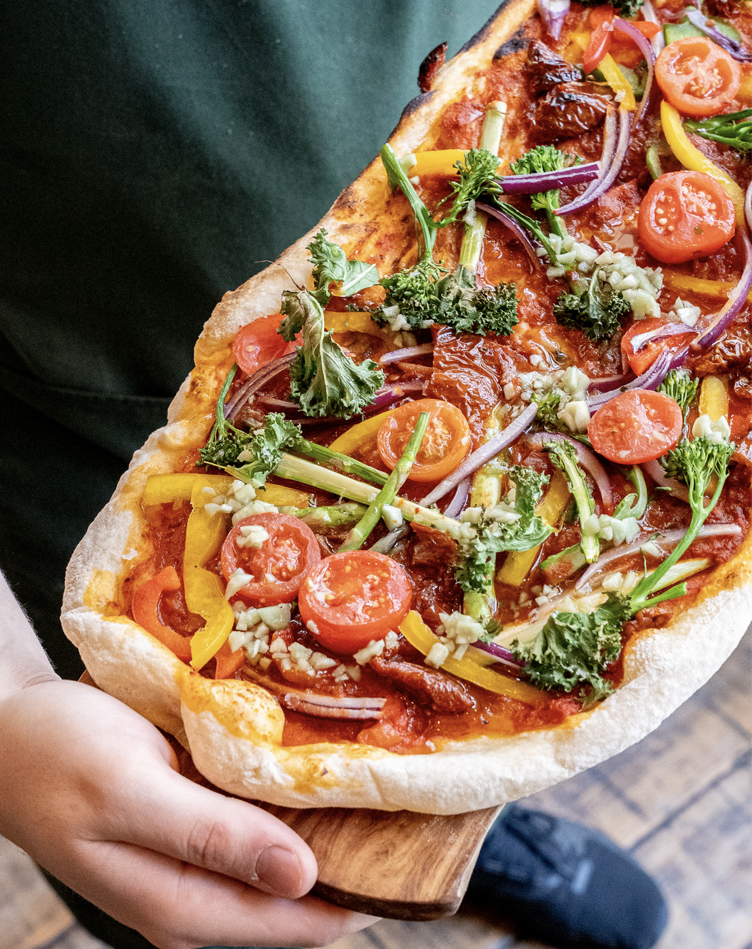 Pizza brava con verduras y vinagreta de ajos