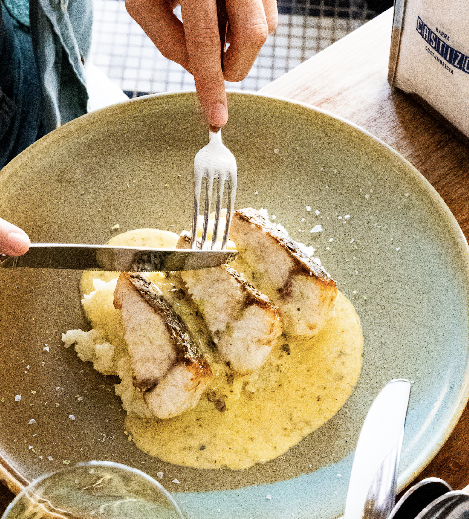 Fisch des Tages mit getrüffelter Hollandaise und Kartoffel-Zitronen-Püree