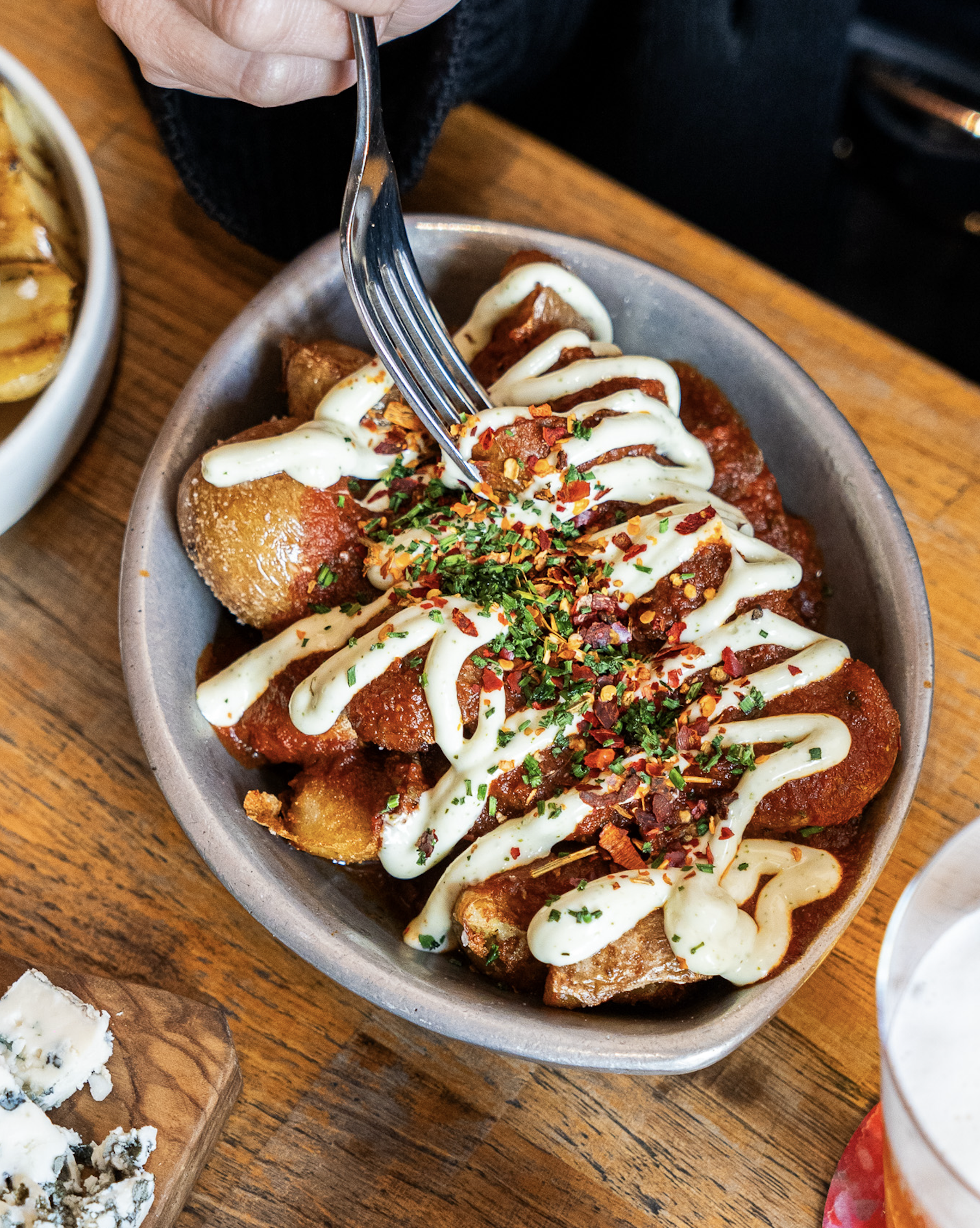 Bravas-Kartoffeln mit Chipotle-Sauce, feiner Kräuter-Aioli und gemahlenem Chili