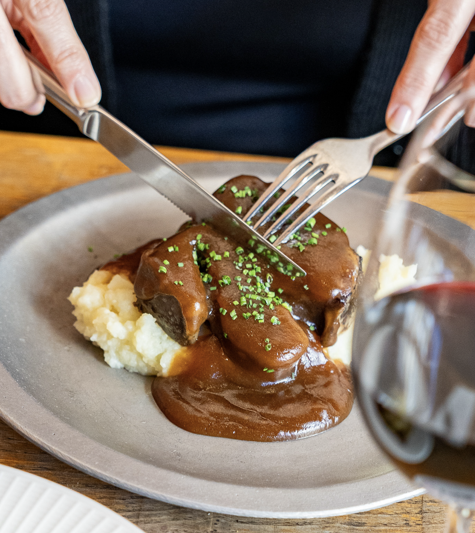 Niedrigtemperatur-Rindfleisch, Kartoffelpüree und Bordeauxsauce