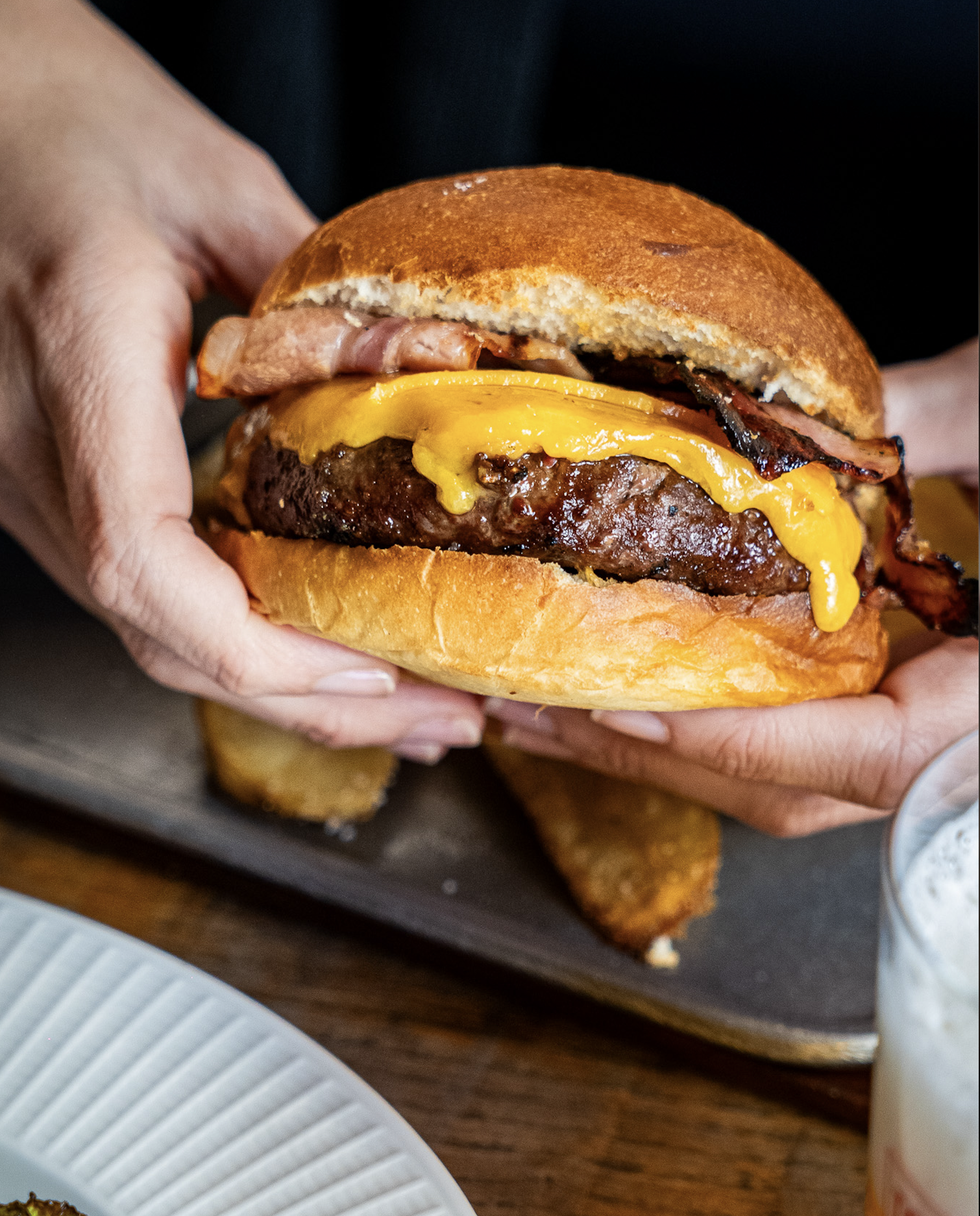 Gereifter Rindfleischburger 250 g, Speck, Cheddar und Gewürzgurken