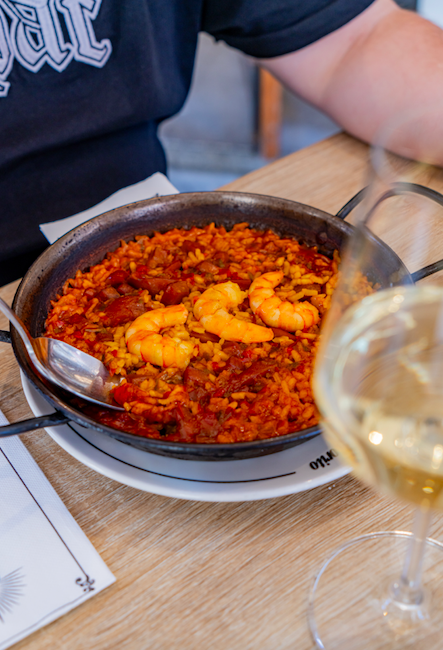 Arroz de pescados y mariscos en paella