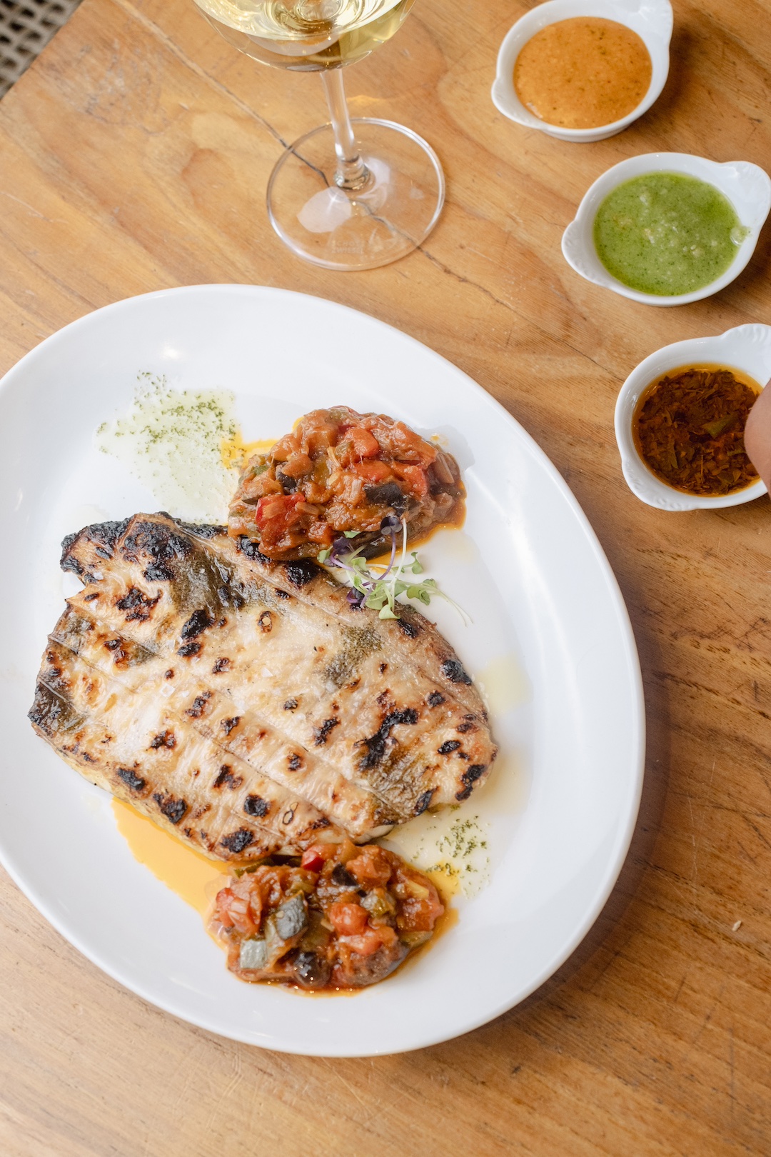 Lomo de rodaballo a la brasa sobre pisto casero