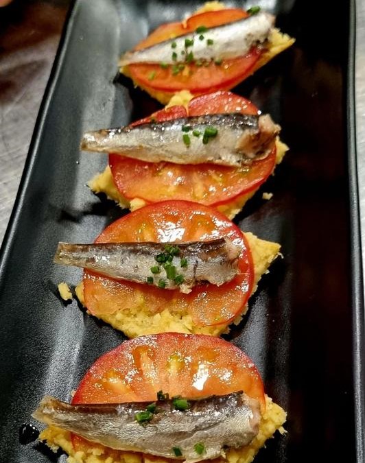 Coca de mollitas con sardinillas y tomates 