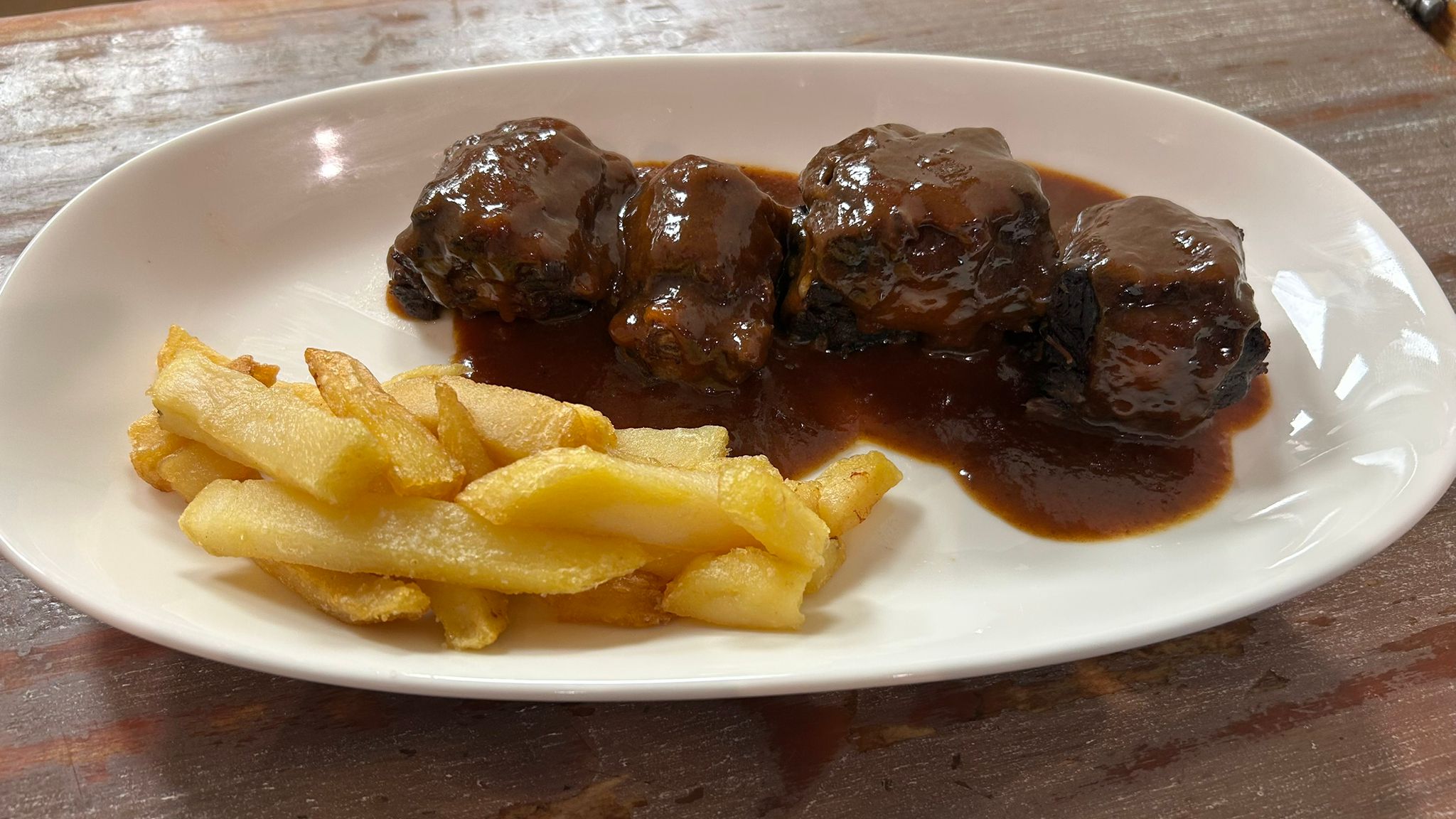 Cola de toro con patatas fritas 