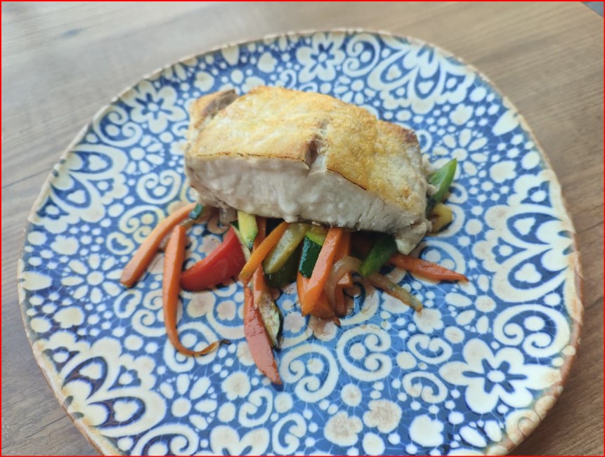 Corvina a la plancha sobre verduras salteadas