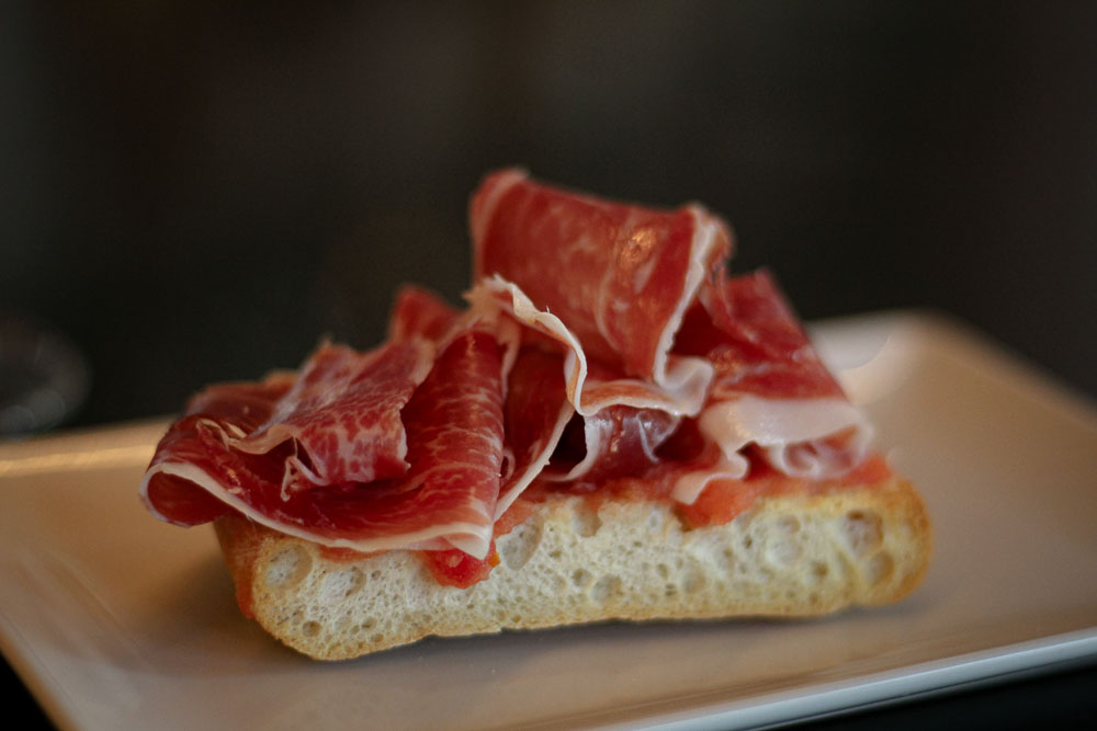 Costra de jamón ibérico con tomate