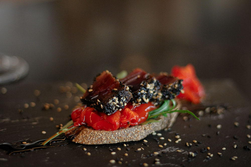 Costra de tataki de atún con pimientos ahumados
