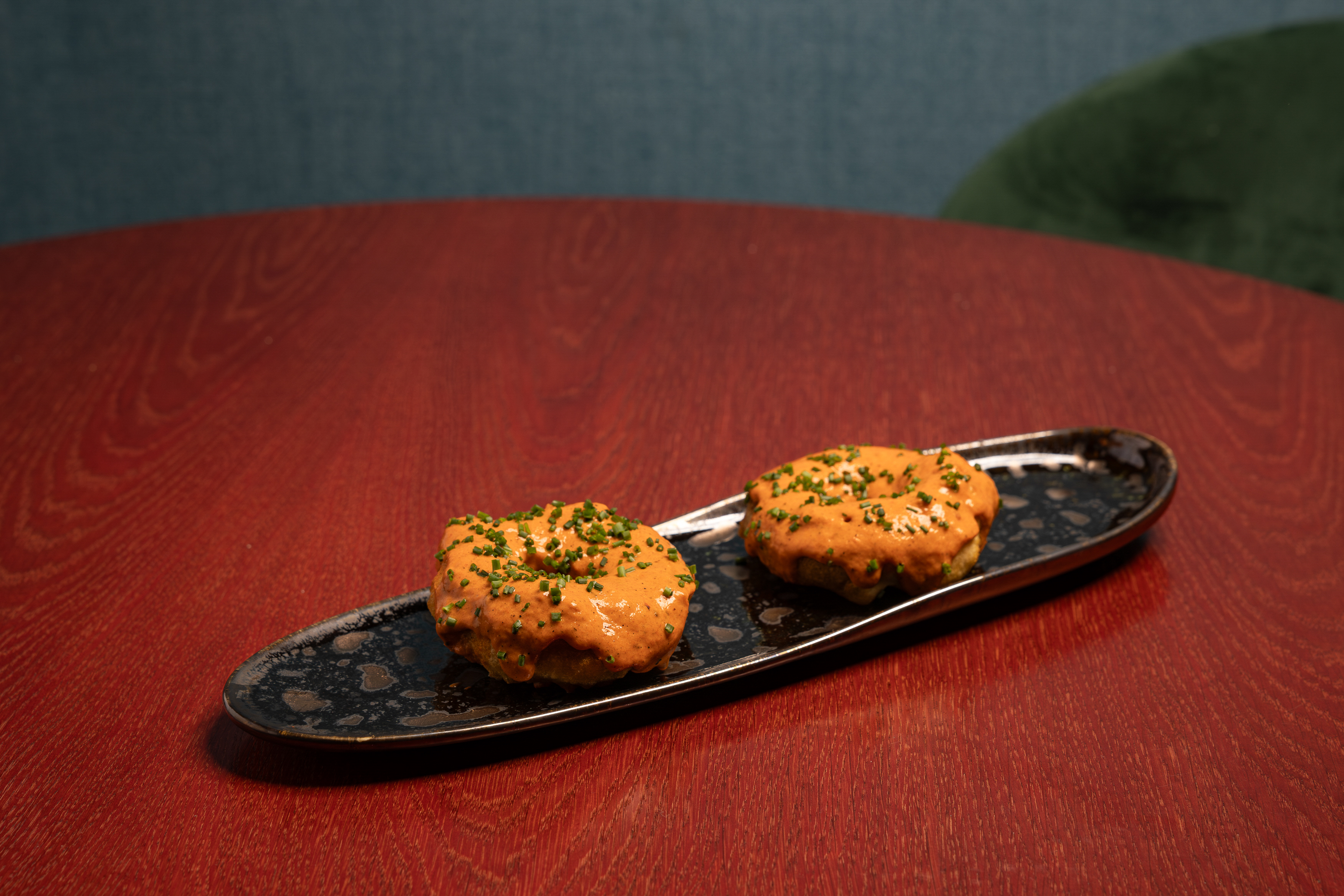 Donuts de chipirones encebollados glaseados con alioli de pimientos tatemados (2 uds)