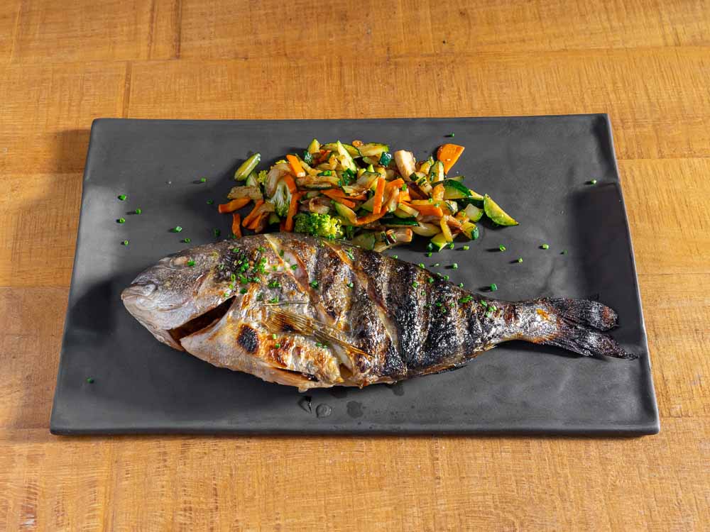 Dorada de estero gaditano con verduras salteadas (700 gr aprox.).