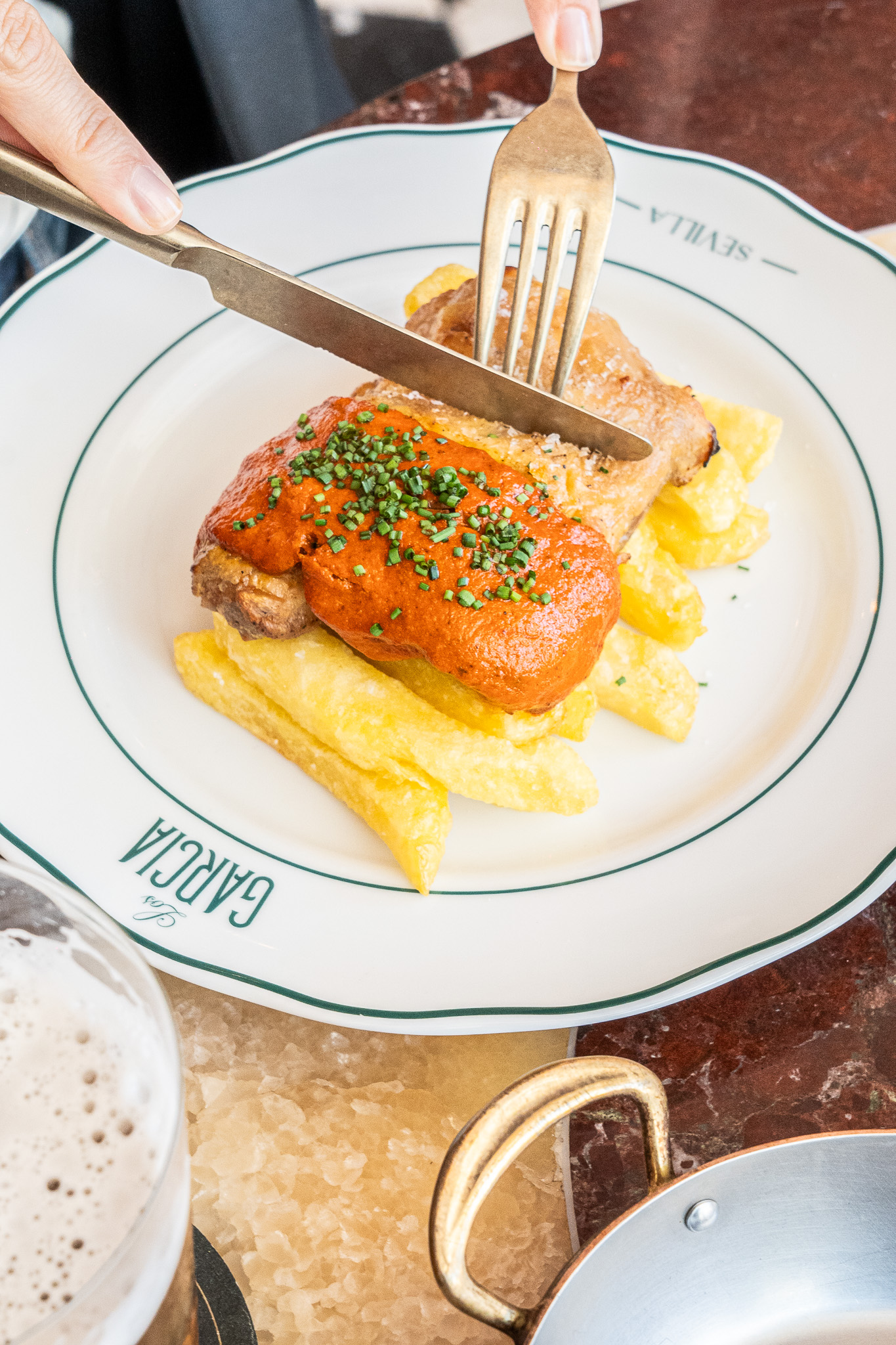 Churrasco de pollo campero con patatas fritas y mojo rojo.