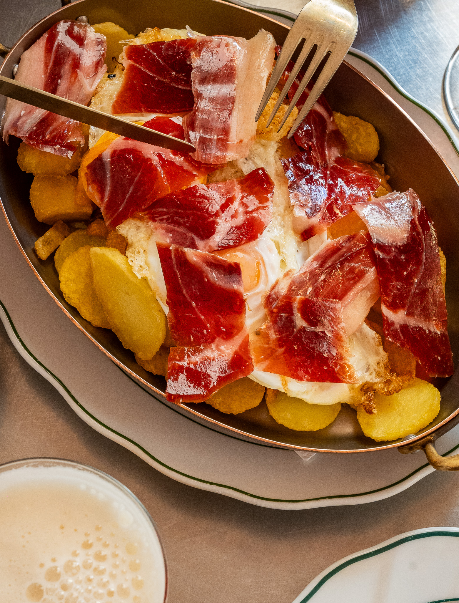 Patata rota con huevos fritos y jamón ibérico Quarentena.