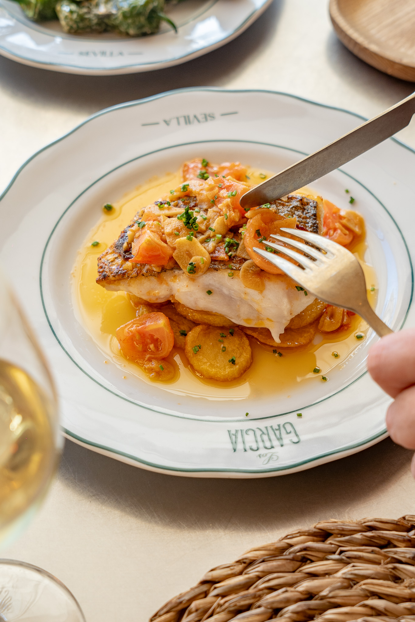 Merluza en salsa bilbaína de cherris.