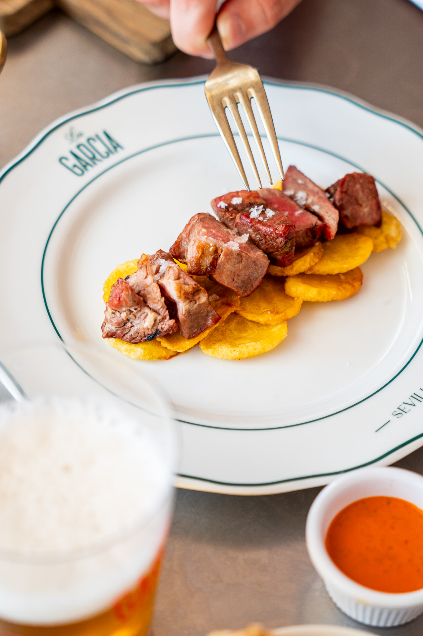 Presa Ibérica con patatas fritas y mojo.