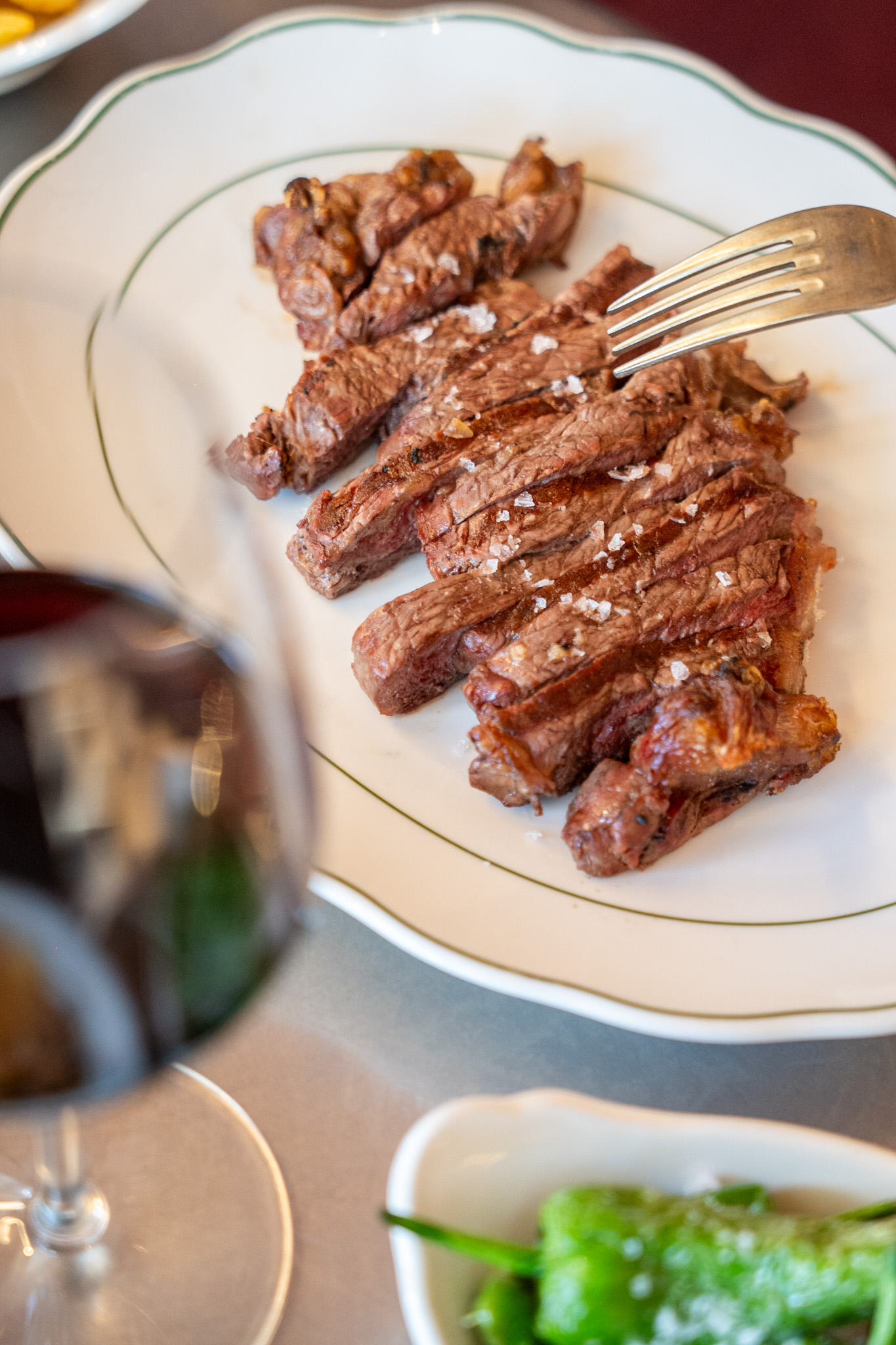 Lomo bajo de vaca frisona madurado 30 días al corte con patatas fritas y pimientos de Padrón (min. 300 gr).