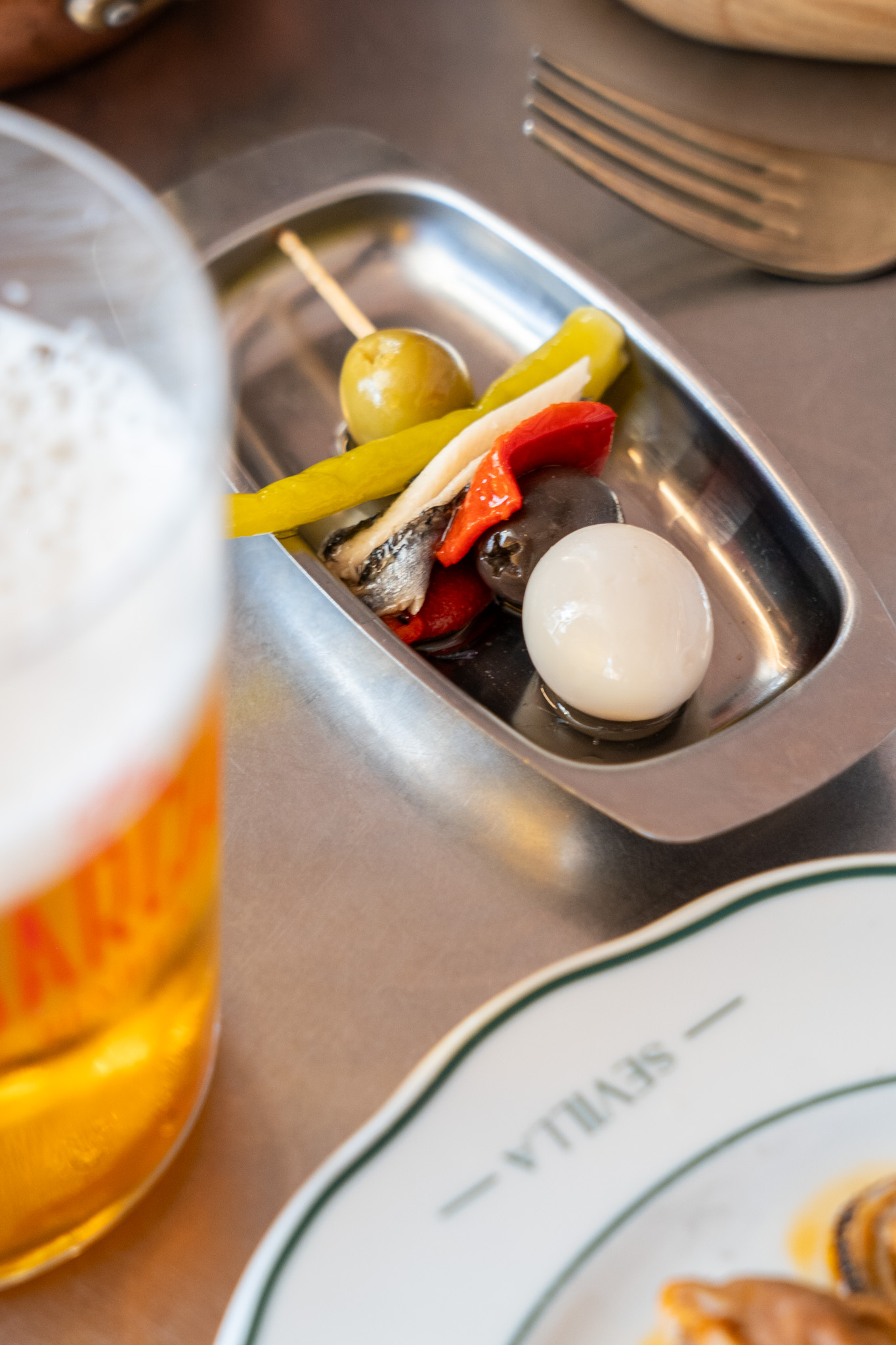 Gilda 'Dalí' de boquerón y huevo de codorniz.