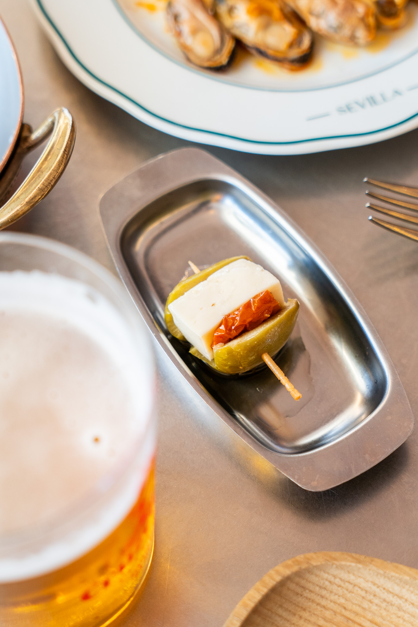 Bomba de queso manchego, tomate seco y anchoa.