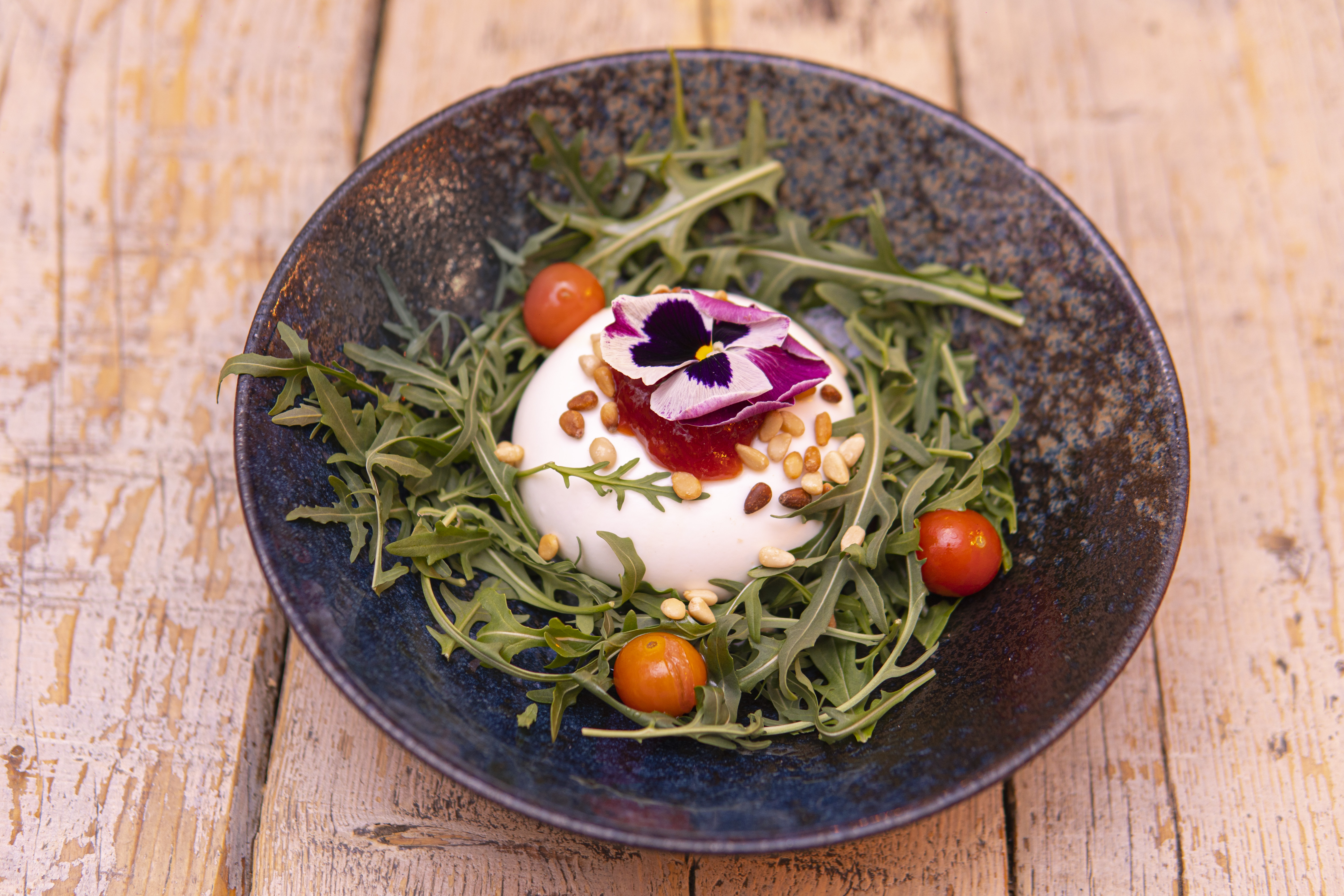 BURRATA DE PUGLIA RELLENA DE PESTO CASERO