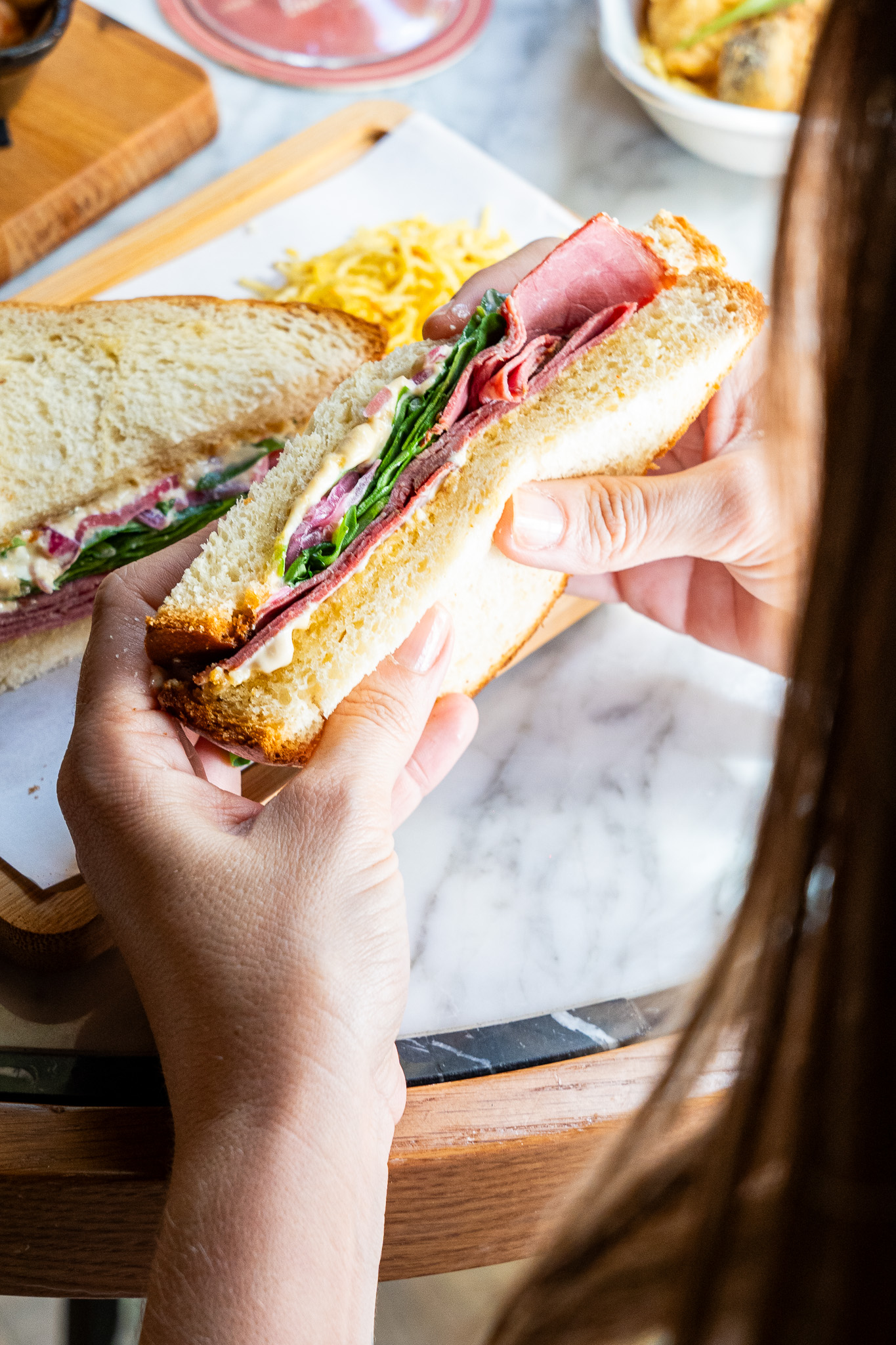 Sandwich au pastrami avec roquette et mayonnaise aux cornichons