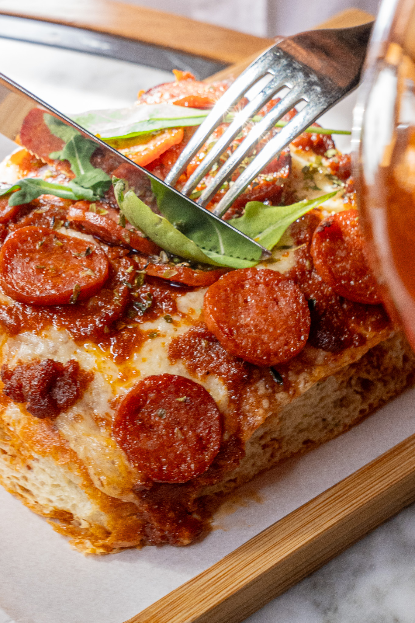 Focaccia caseira com queijo, pesto de tomate seco e calabresa