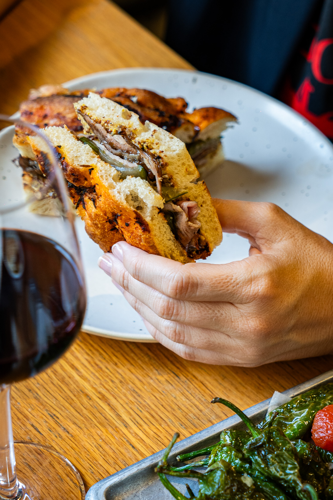 Focaccia, carne marinada a la brasa y pepino encurtido