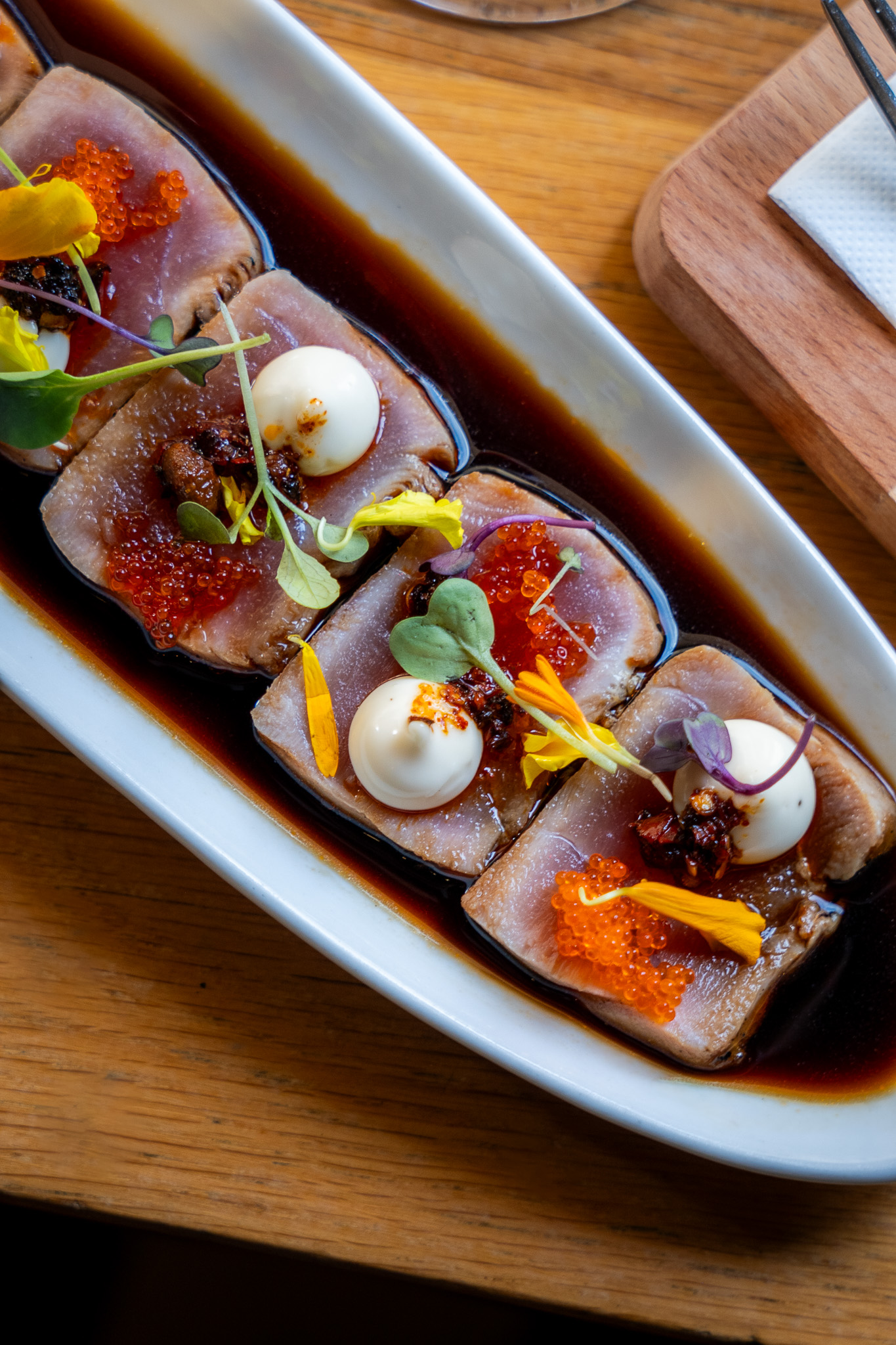 Tiradito de atún rojo de Almadraba soasado, tobiko y salsa chili crunch