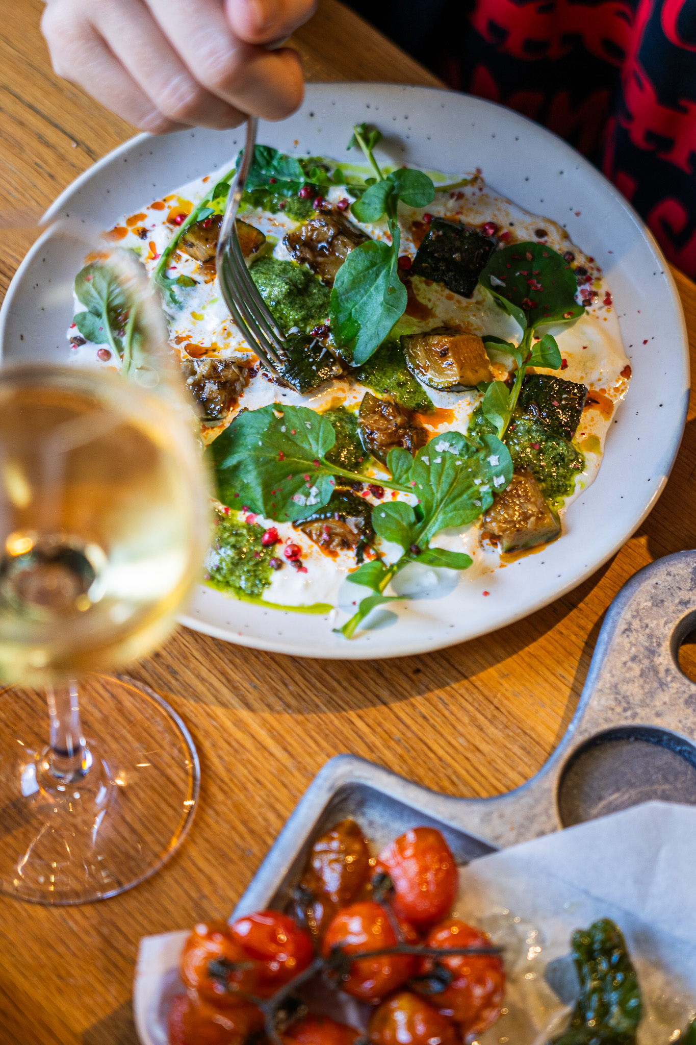 Burrata, tomate, calabacín asado, pesto Genovés y berros