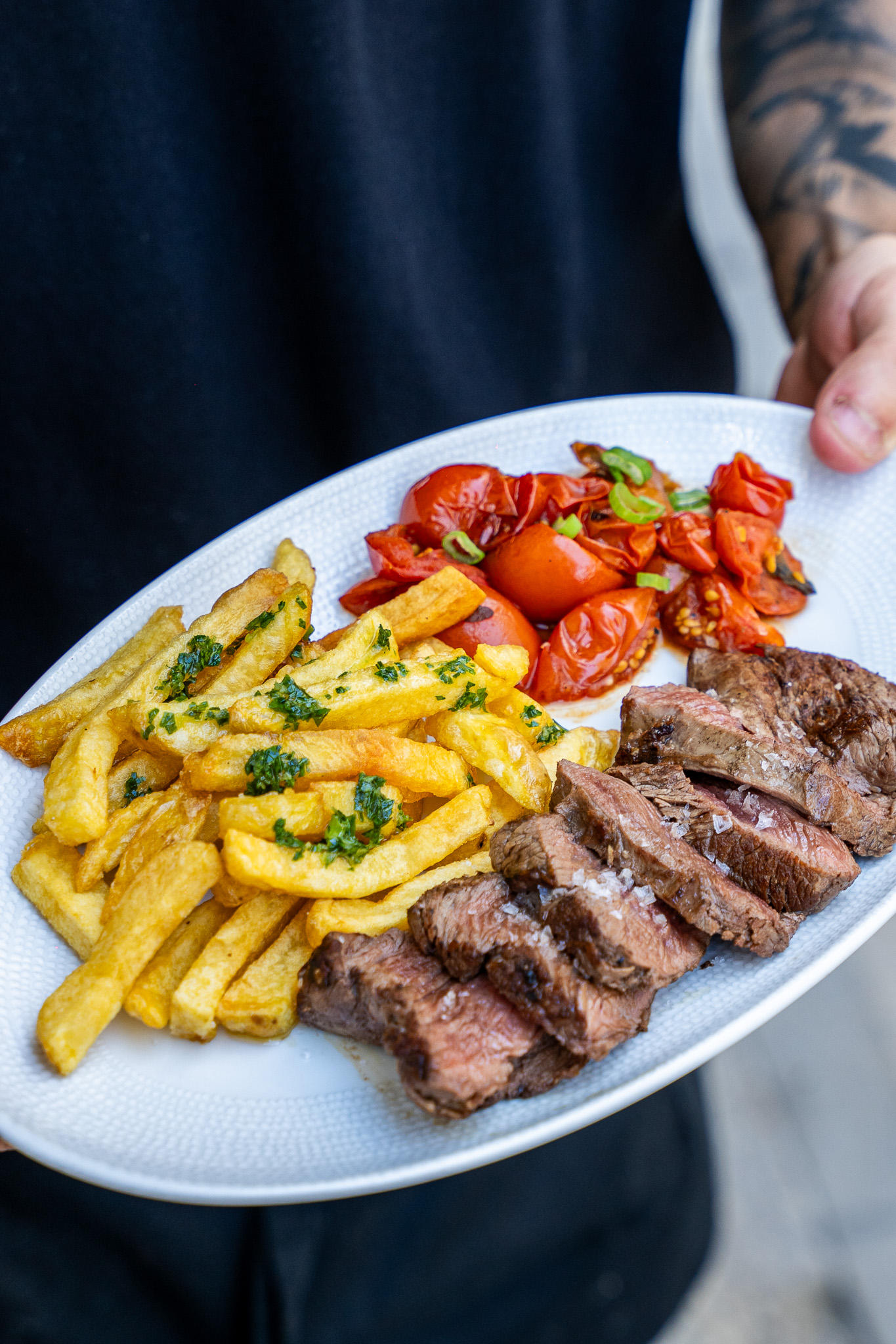 Solomillo de vaca con patatas fritas y cherrys asados