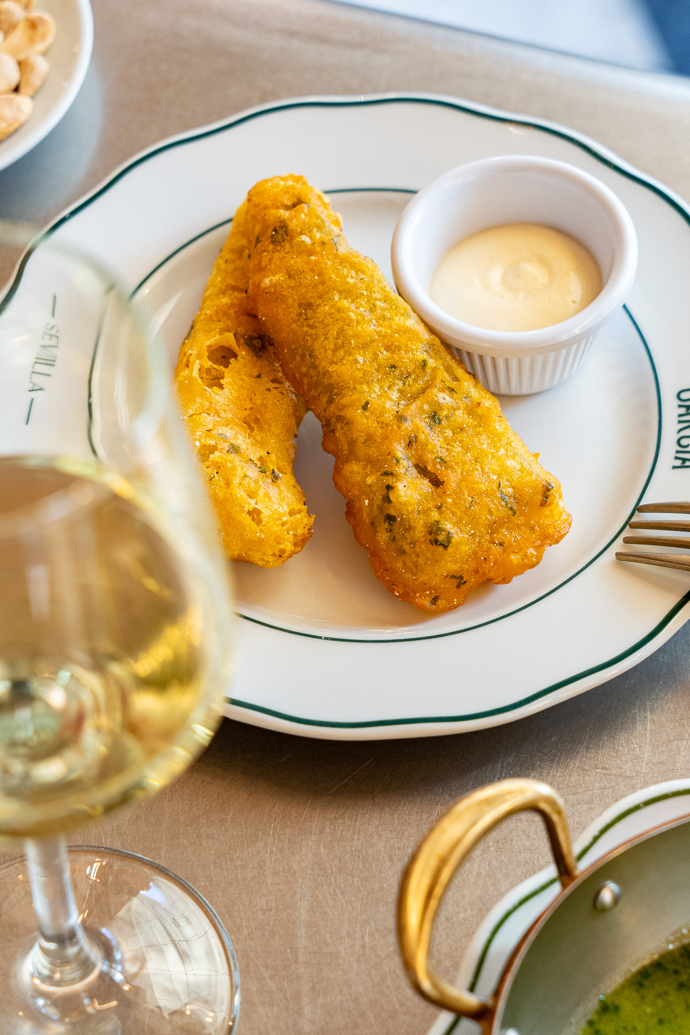 Pavía de bacalao del Pali con alioli de manzanilla (1 ud/3 ud).