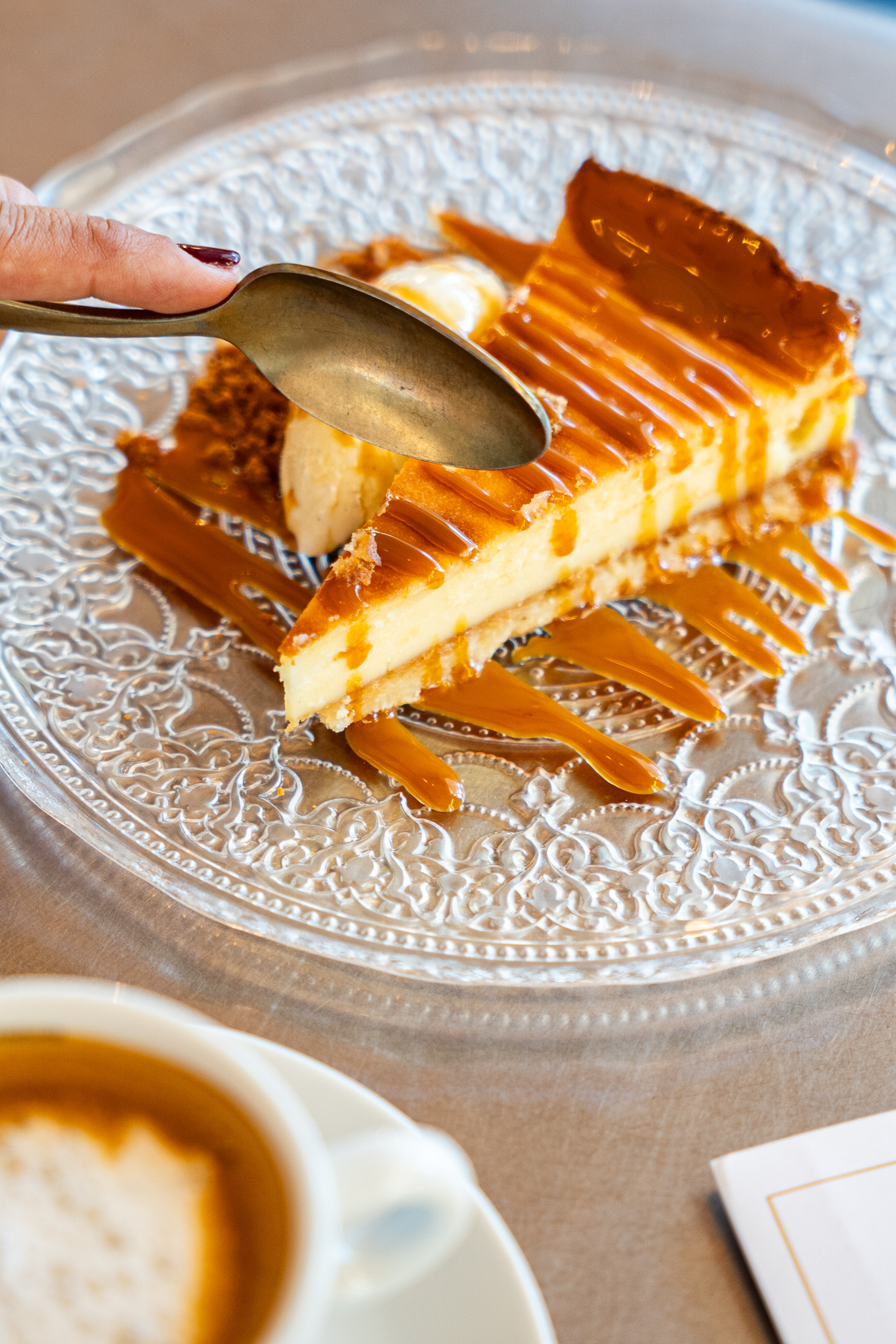 Tarta de queso con dulce de leche y helado de vainilla.