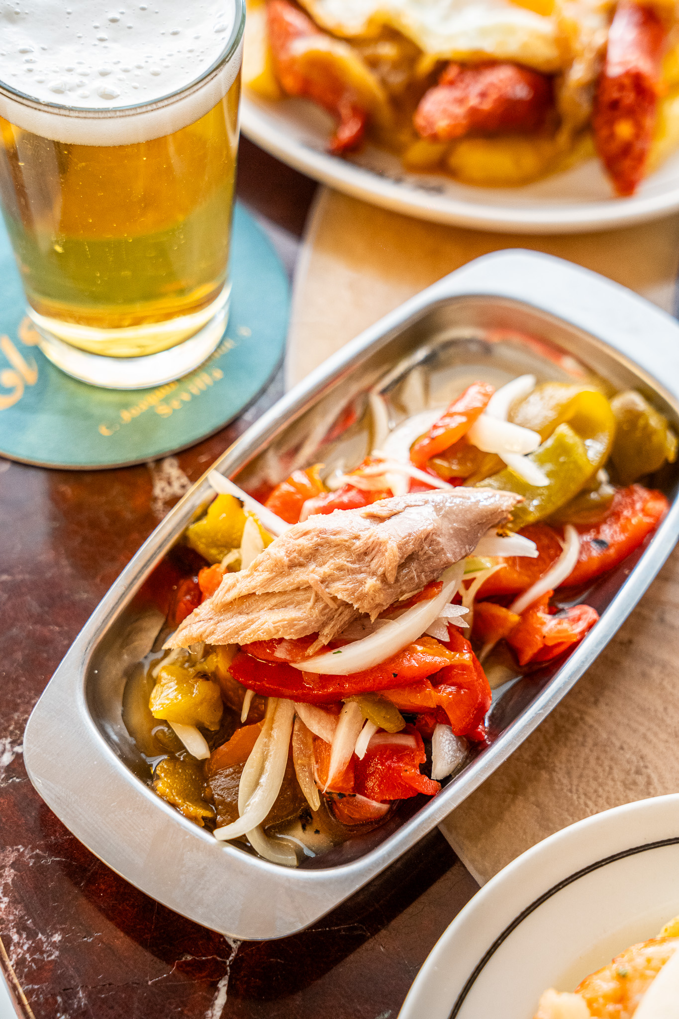 Ensalada de pimientos asados con cebolla confitada