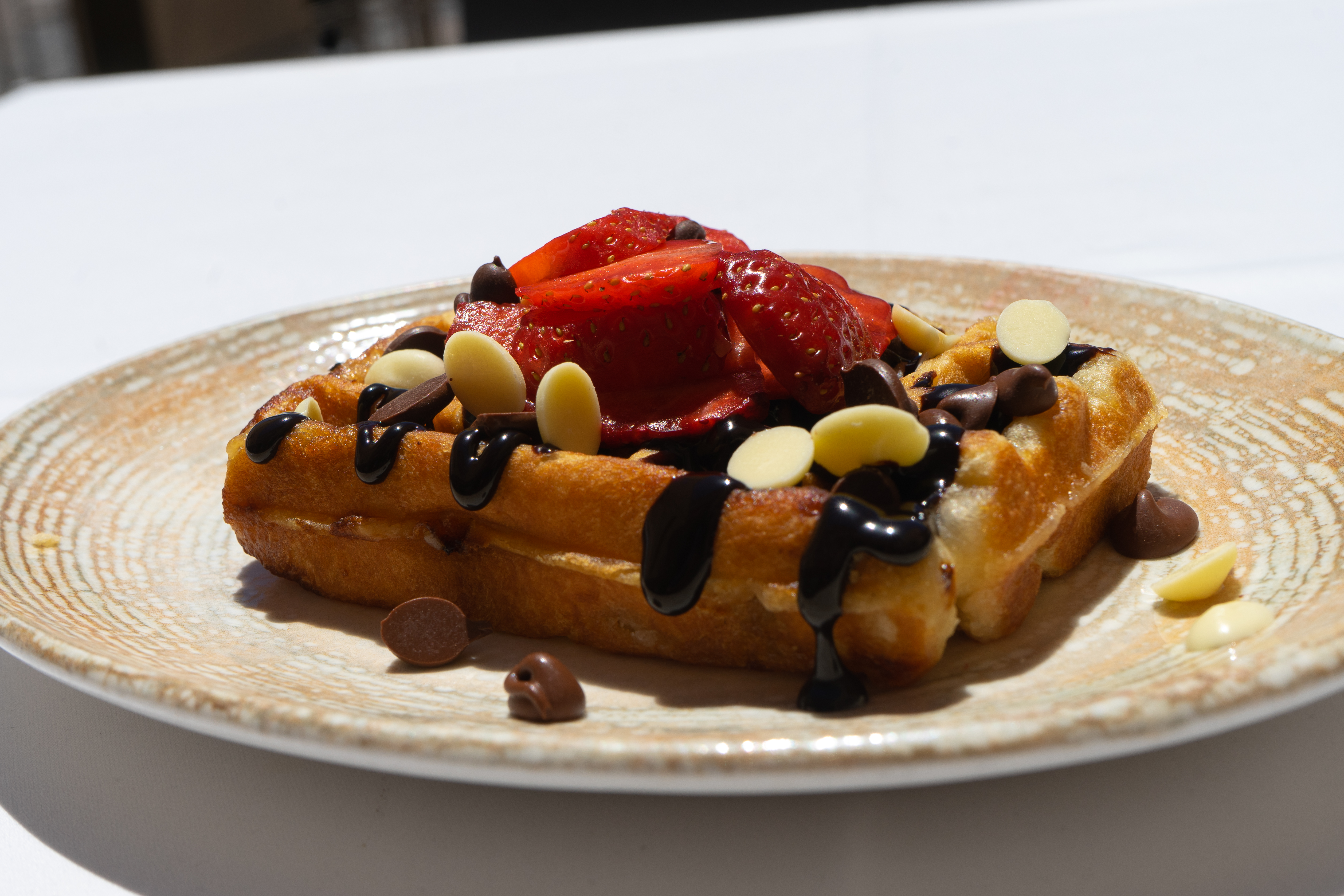Make your waffle or crepe. Dulce de leche | Cream | 1 topping | 1 ice cream | 1 sirop