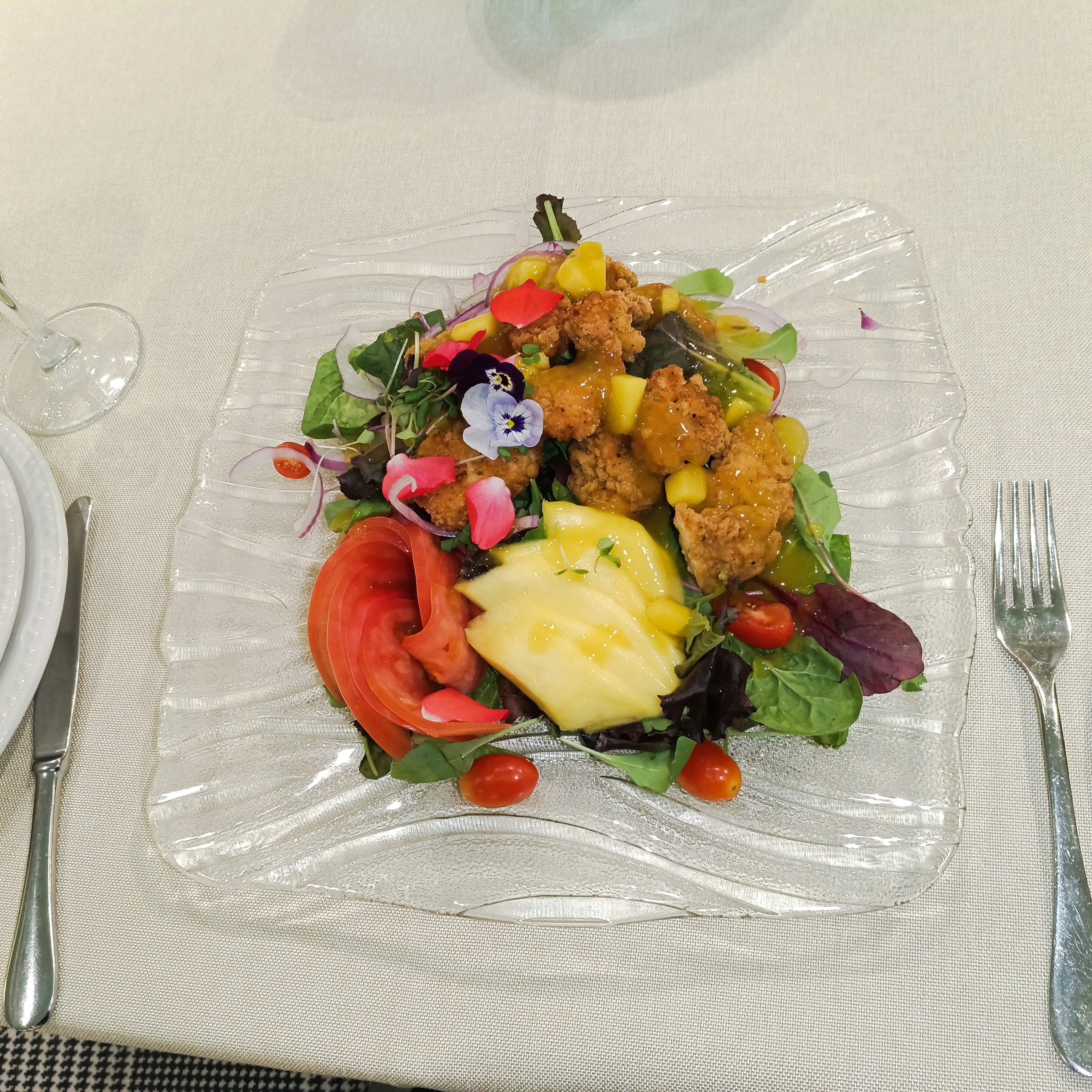 Ensalada de pollo crujiente al curry con salsa de mango