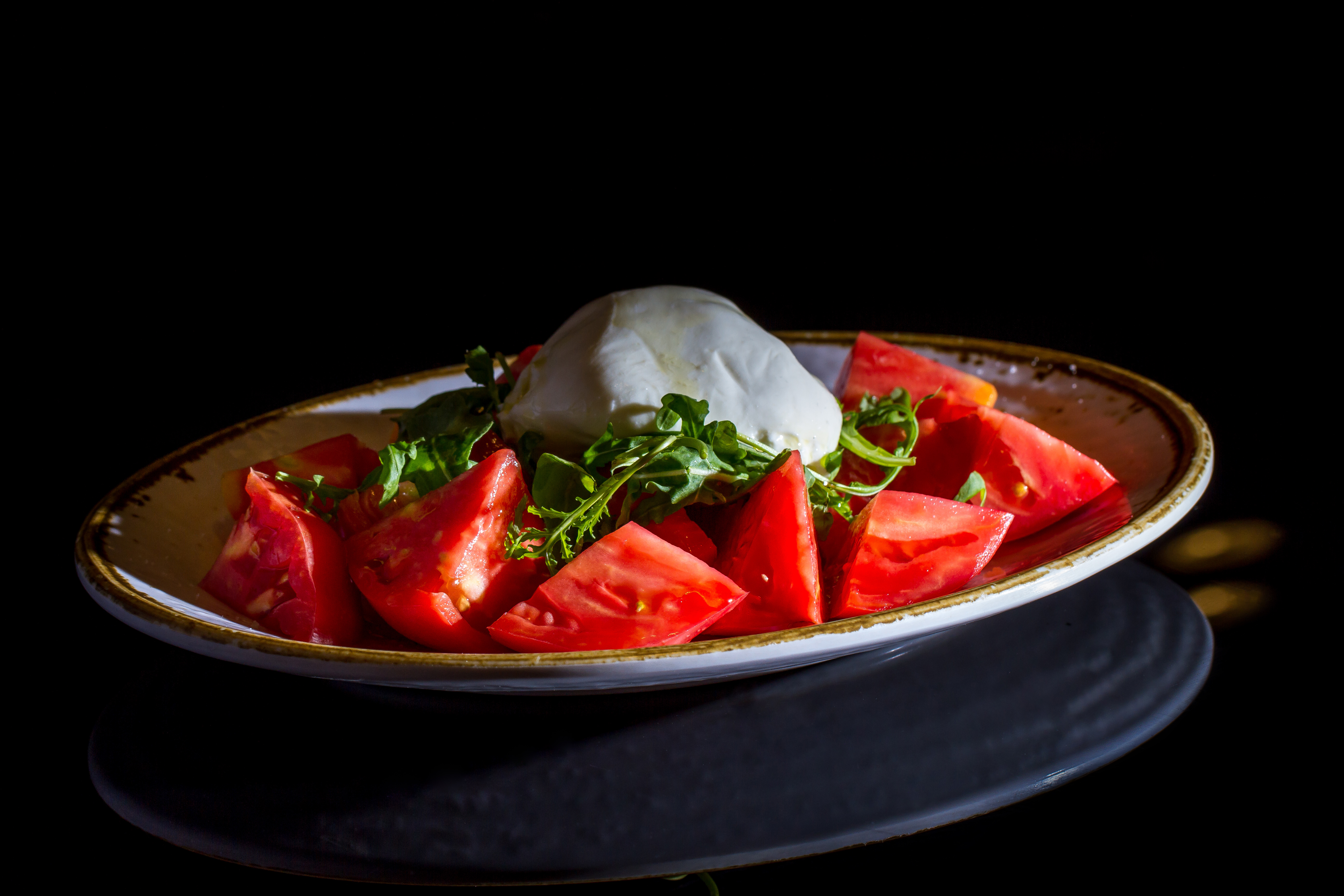 Ensalada de tomates con burrata y rúcula