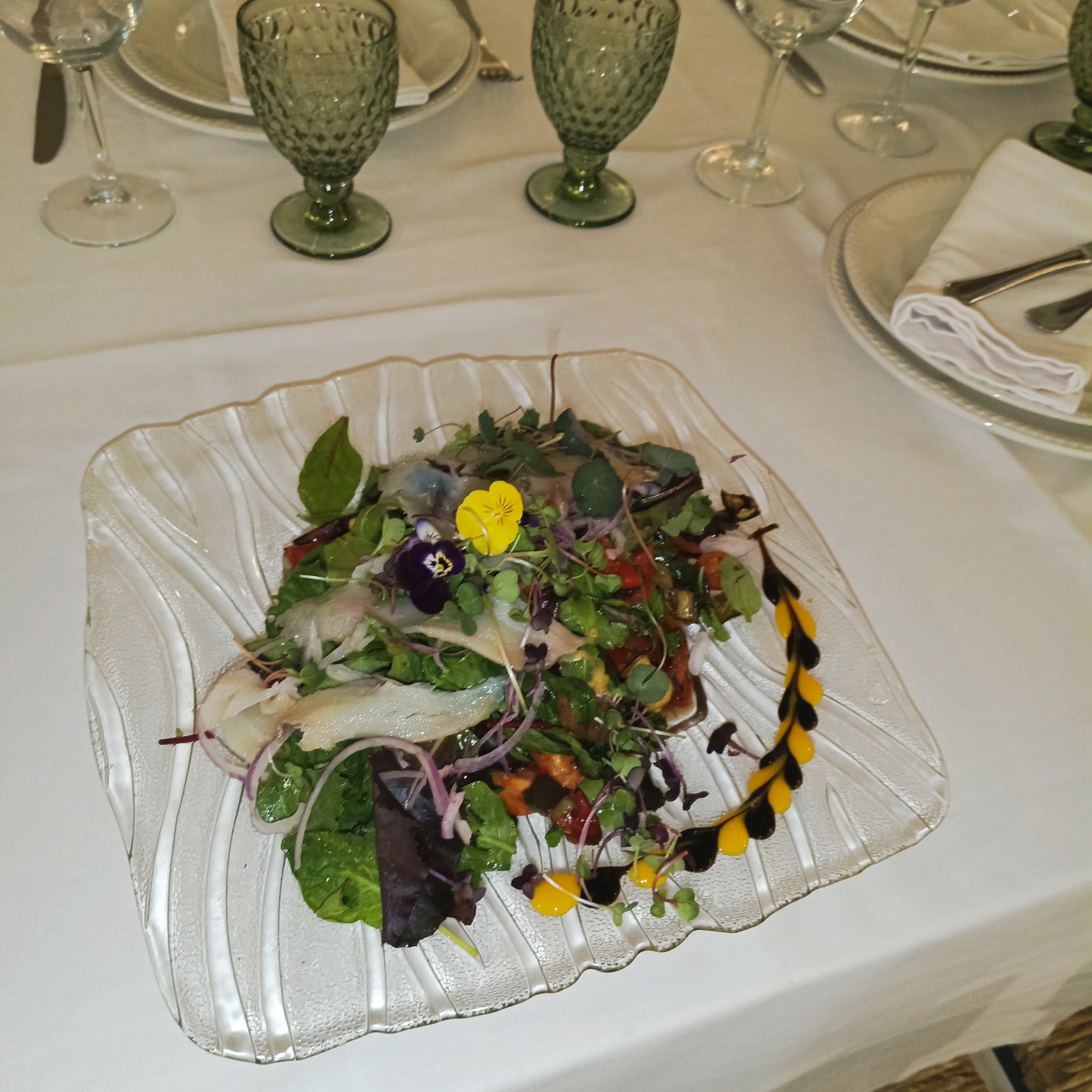 ESCALIVADA DE VERDURAS ASADAS CON LASCAS DE BACALAO AHUMADO